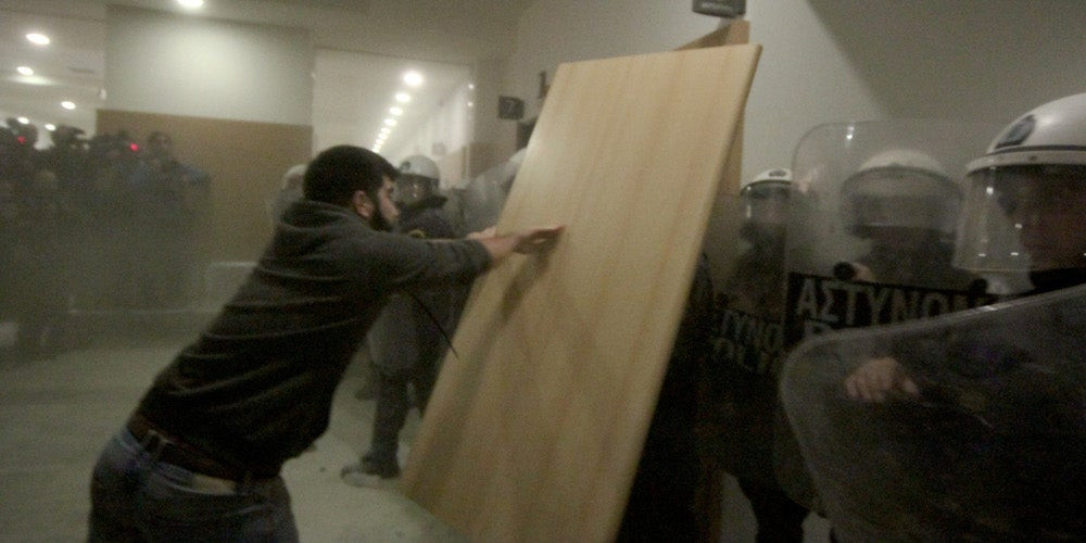 Αστυνομικοί προσπαθούν να φυγαδεύσουν τους συμβολαιογράφους που έκαναν τους πλειστηριασμούς (βίντεο)